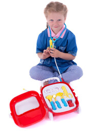 Sada doktor se stetoskopem v kufříku na kolečkách 